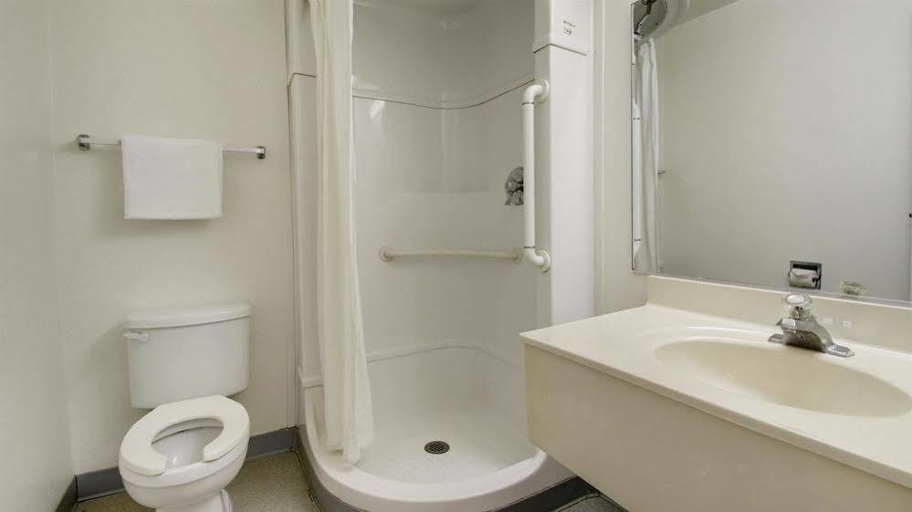 Red Carpet Inn Louisville North -Jeffersonville In エクステリア 写真
